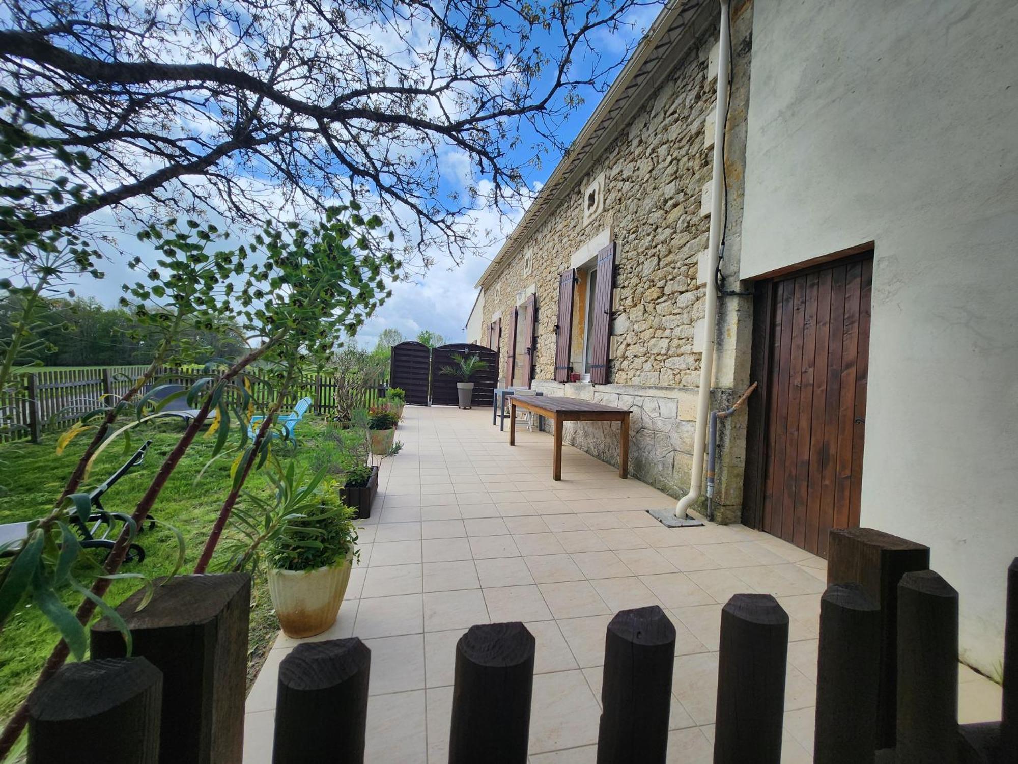 Gite Les Longeres Montazeau Exterior photo