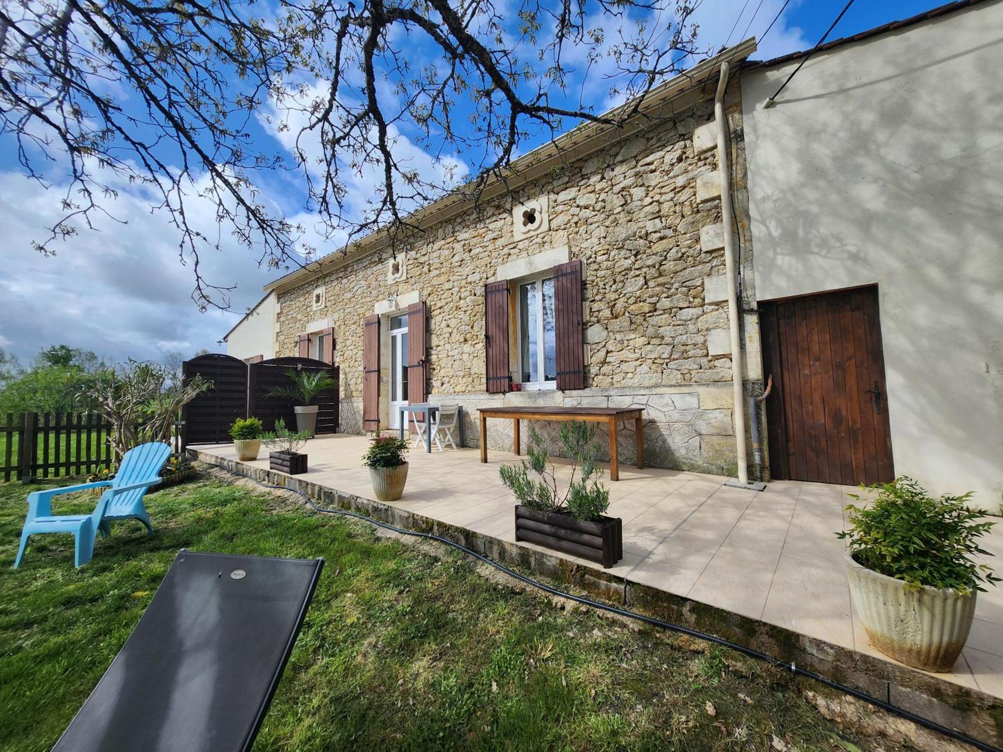 Gite Les Longeres Montazeau Exterior photo