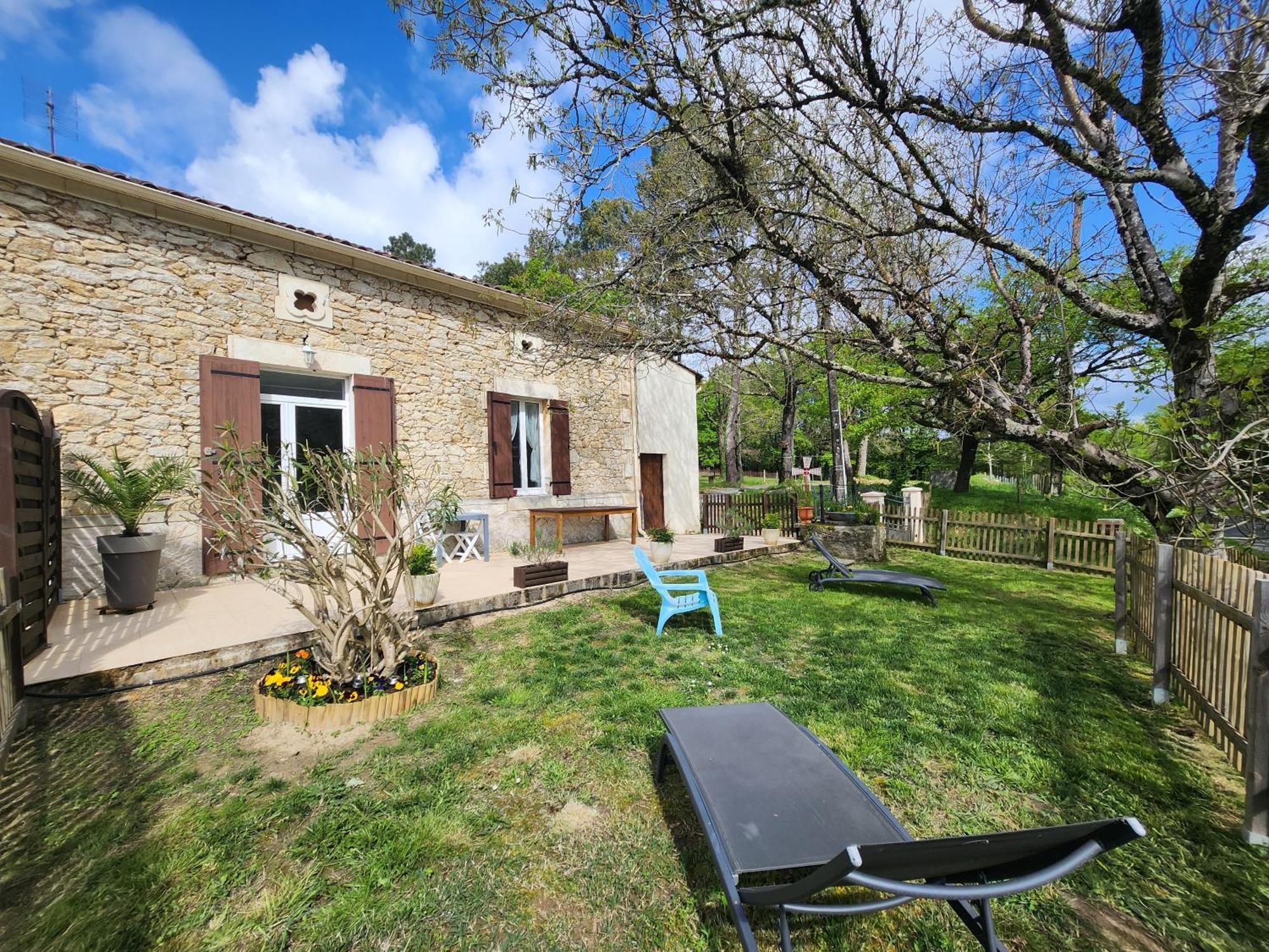 Gite Les Longeres Montazeau Exterior photo